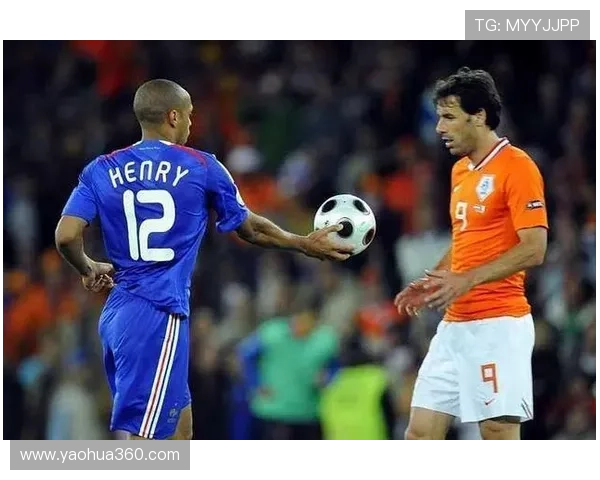 莱万与范尼：超级射手对比，全能中锋与禁区之王的差异何在